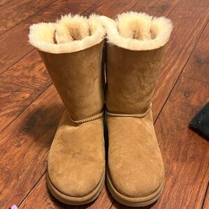 UGG Chestnut Boots with Shearling and Bows